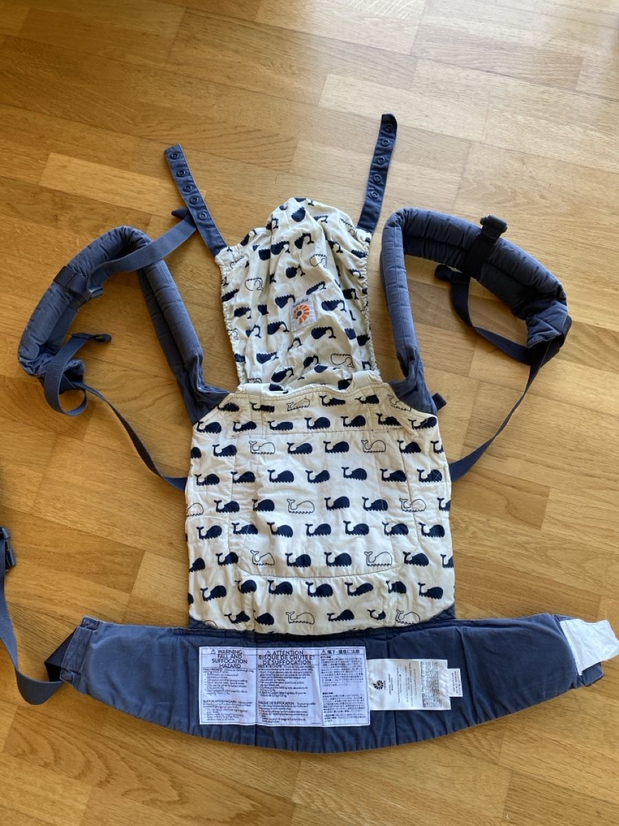 Ergo Baby Marsupi portabebè: Ergobaby Babytrage mit Walen – Usato da Bern venduto da Anaprandi 1