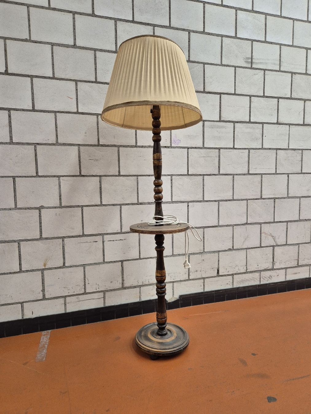 Lampade: Stehlampe Holz mit Ablage und Lampenschirm beige – Usato da Bern venduto da latrouvaillebern