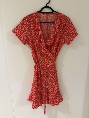 Robe rouge à fleurs, idéale pour l'été! Taille S/M