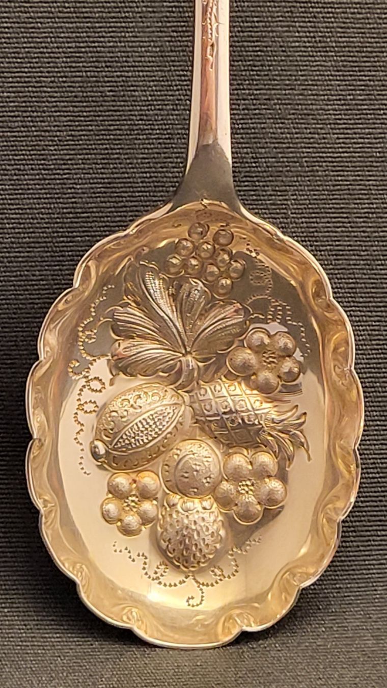 Figurines: Löffel ALLEN & DARWIN Sheffield mit Obst-Relief – D'occasion à Basel par spinne02