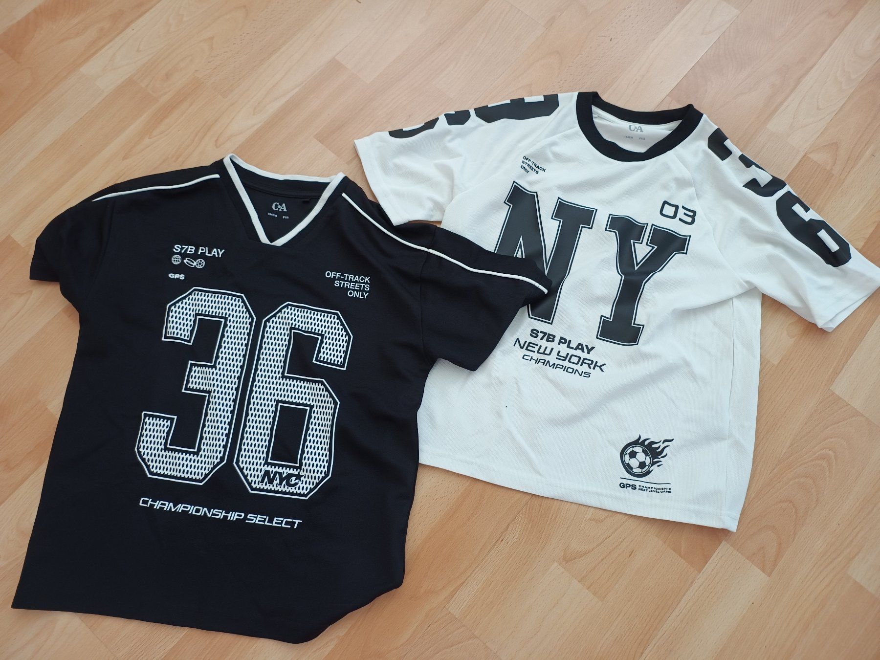 T-shirt: Drei Tshirts – Nuovo (secondo la descrizione) da Pfäffikon SZ venduto da Elendir
