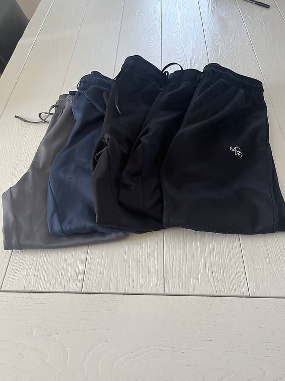 Pantaloni: Lot de 5 bas de training taille 146/152 – Usato da Cugy FR venduto da mcm_c89l 1