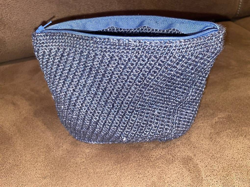Taschen für Damen: HANDMADE Kosmetiktäschchen Bindentäschchen gehäkelt  – Neu und originalverpackt aus Scharans von csp_sbl5