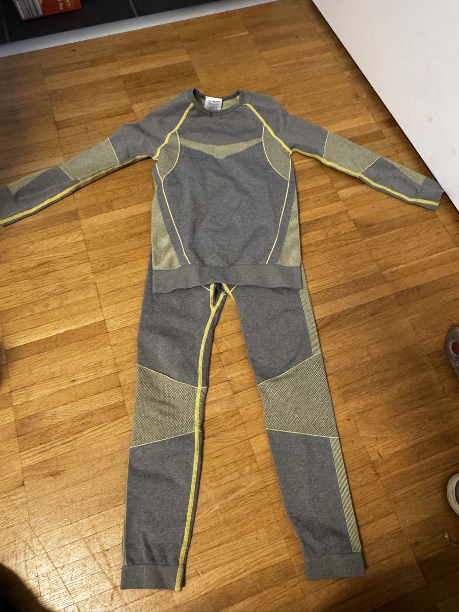 Pyjamas & Ähnliches: Pyjamas und Thermounterwäsche – Gebraucht aus Bätterkinden von car_c9dt 5