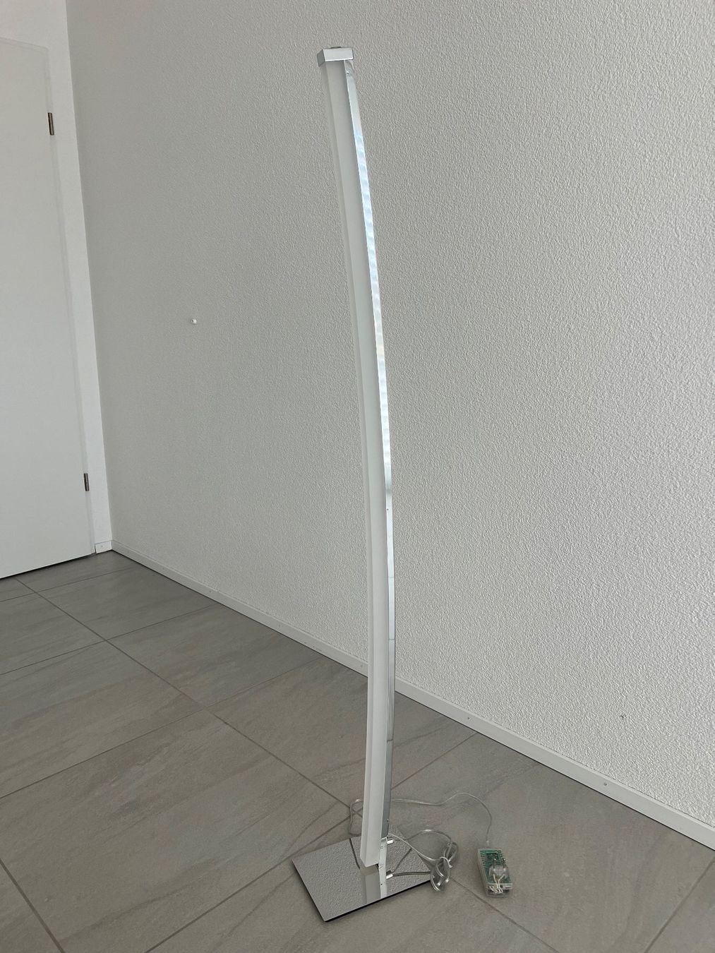 Lampes: Stehlampe LED gebogen chrom moderner Stil – D'occasion à Uetendorf par steimar 4