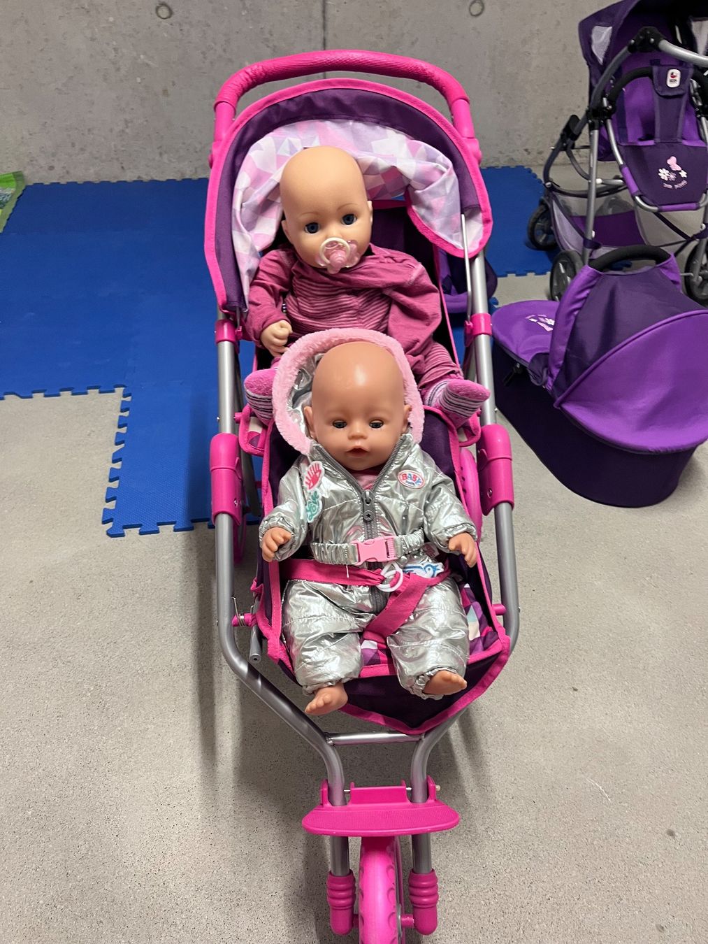 Puppenwagen: Zwillingspuppenbuggy pink – Gebraucht aus Büren an der Aare von fogo83 5