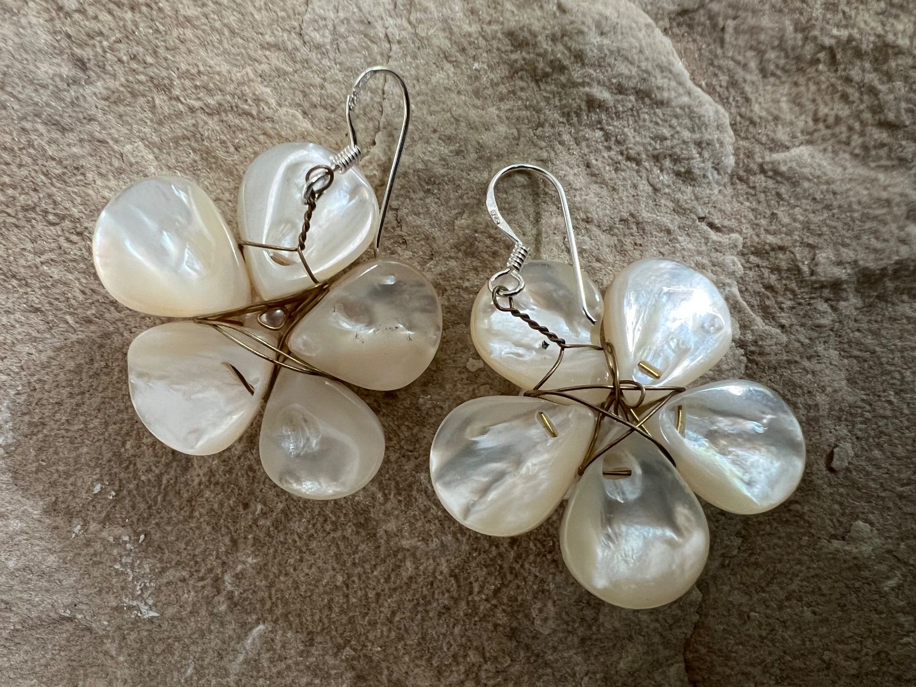 Orecchini pendenti & Orecchini a lobo: Ohrringe Handarbeit XL Blumen Perlmutter u.Perlen Boho Style – Nuovo (secondo la descrizione) da Bern venduto da Jiffy 5