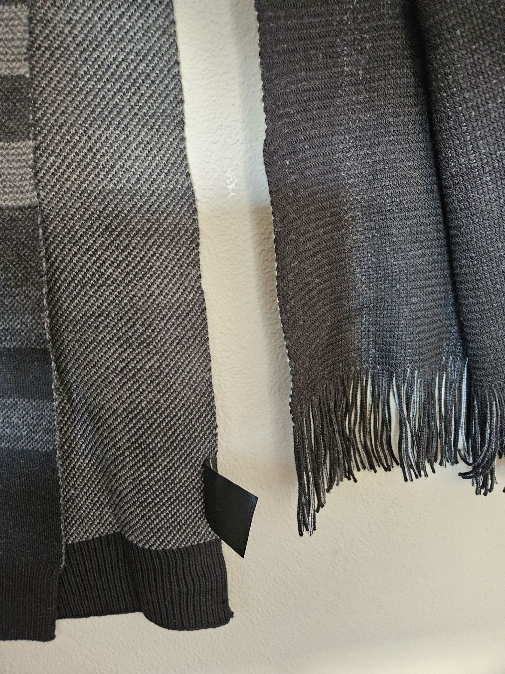 Foulard & Sciarpe: 2 Winterschals, kariert & gestreift, grau/schwarz – Usato da Eschenbach SG venduto da MarThu 2