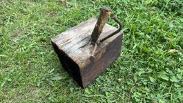 Antiker Holzklotz als Schmuckständer, Kunstobjekt
