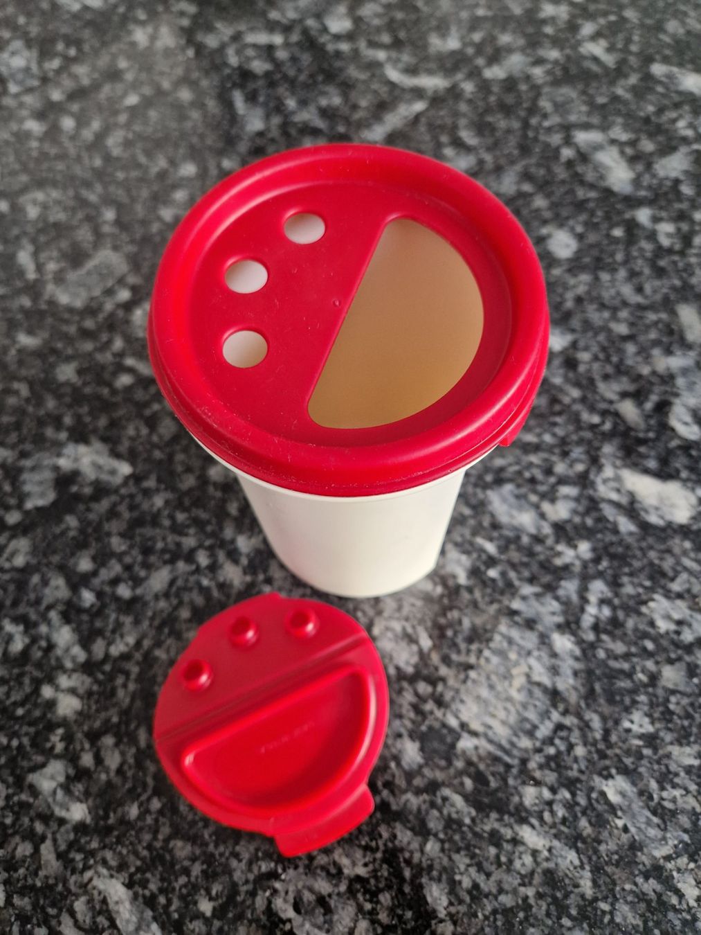 Tupperware Behälter & Ähnliches: Tupperware Streuer - Parmesanstreuer / 440ml – Gebraucht aus Mezzovico von maemy 1