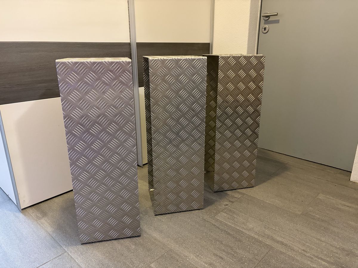 Autres décorations & accessoires: 3 présentoirs design en aluminium  – D'occasion à Biel/Bienne par Rieuse 1