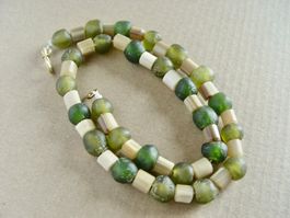Kette aus Horn und Afrikanischen Recycling Glasperlen