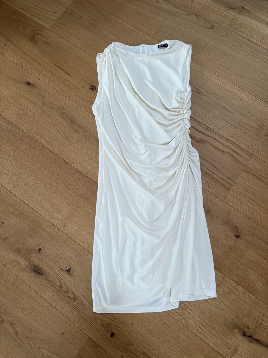 Mango Vestiti: Zara Kleid gerafft weiss – Usato da Luzern venduto da sydney01.