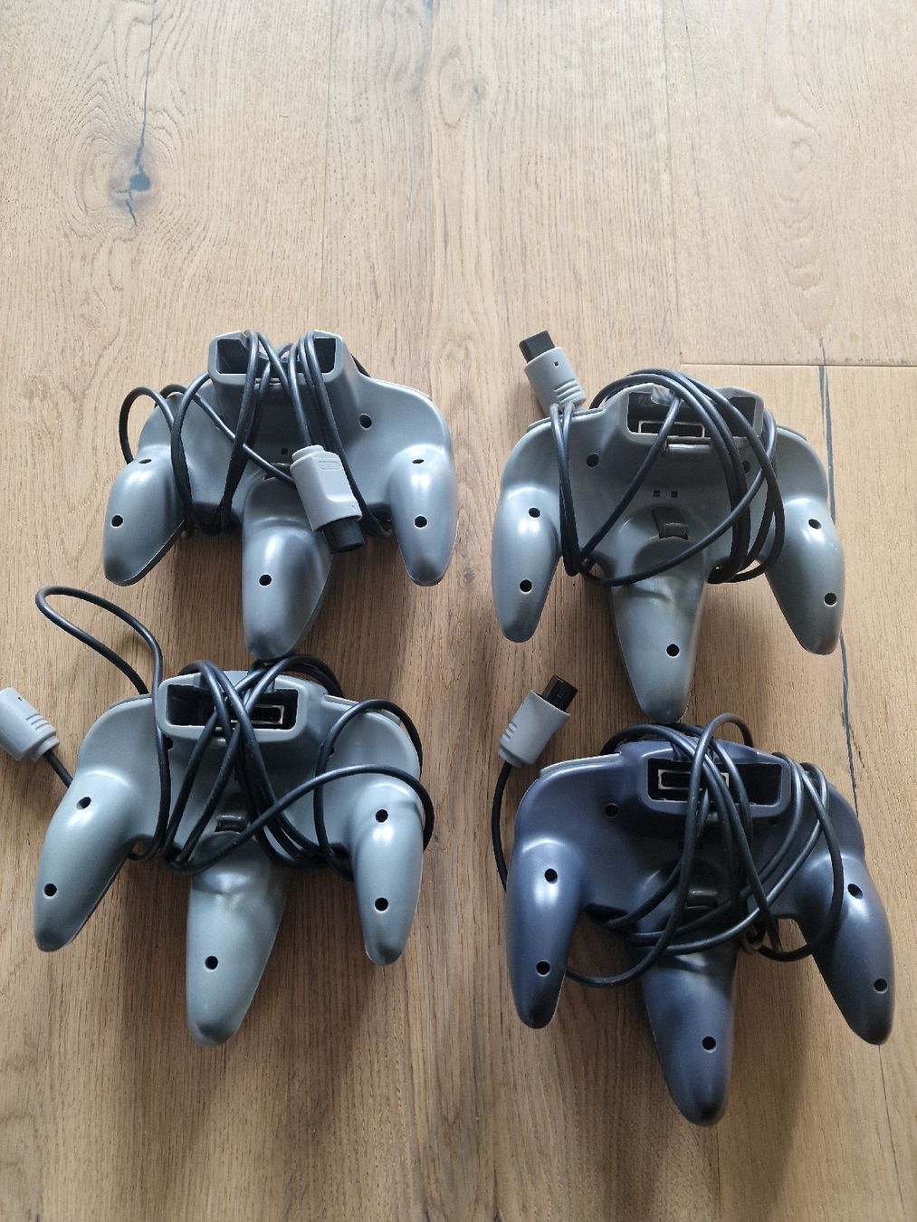 Manettes: 4x Nintendo 64 N64 Eaxus Drittanbieter Controller Grau  – D'occasion à Fahrwangen par luk_bhw7 1
