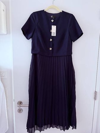 Dunkles Plissee-Kleid