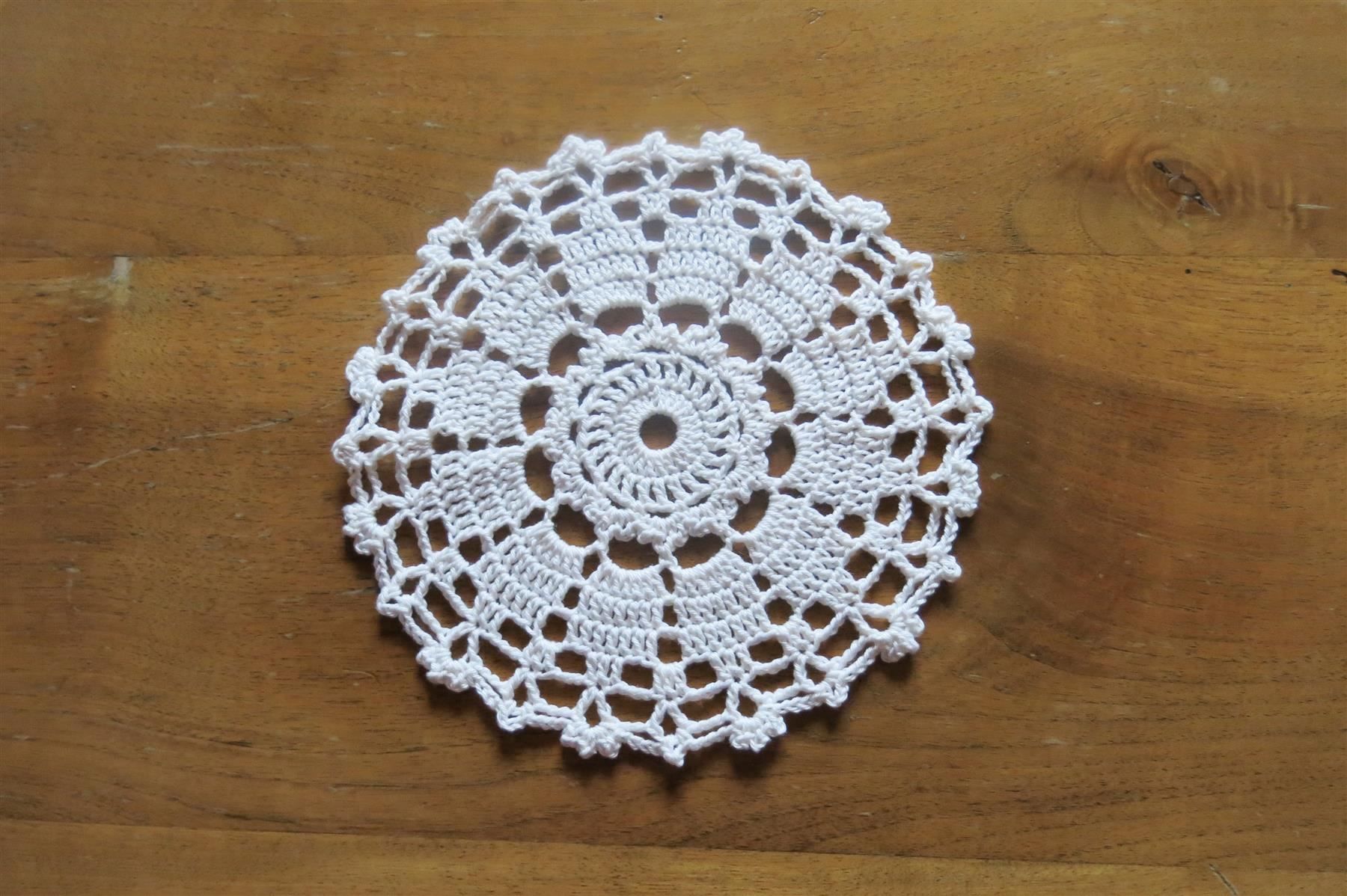 Tutte le decorazioni: Rundes Häkeldeckchen ca  19cm/weiss – Nuovo (secondo la descrizione) da Schaffhausen venduto da Espressoo7