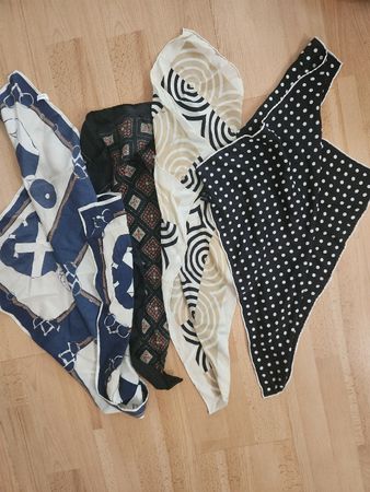 Lot de 4 foulards carrés  soie motifs variés 