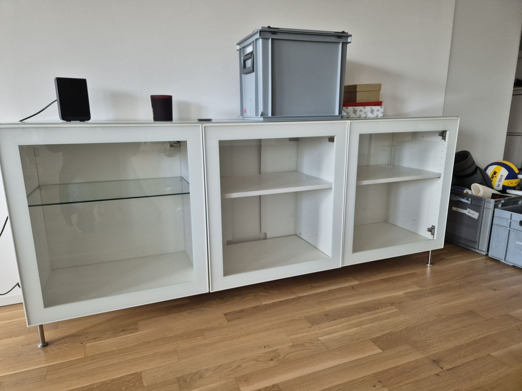 Cassettiere: Sideboard, weiss mit Glastüren und Licht – Nuovo (secondo la descrizione) da Solothurn venduto da Shanty.20