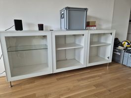 Sideboard, weiss mit Glastüren und Licht