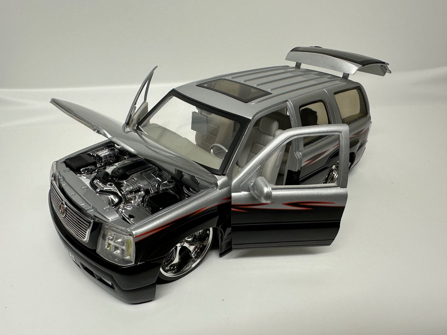 Cadillac Escalade 1:18, schwarz-silber, Dub City, Jada Toys