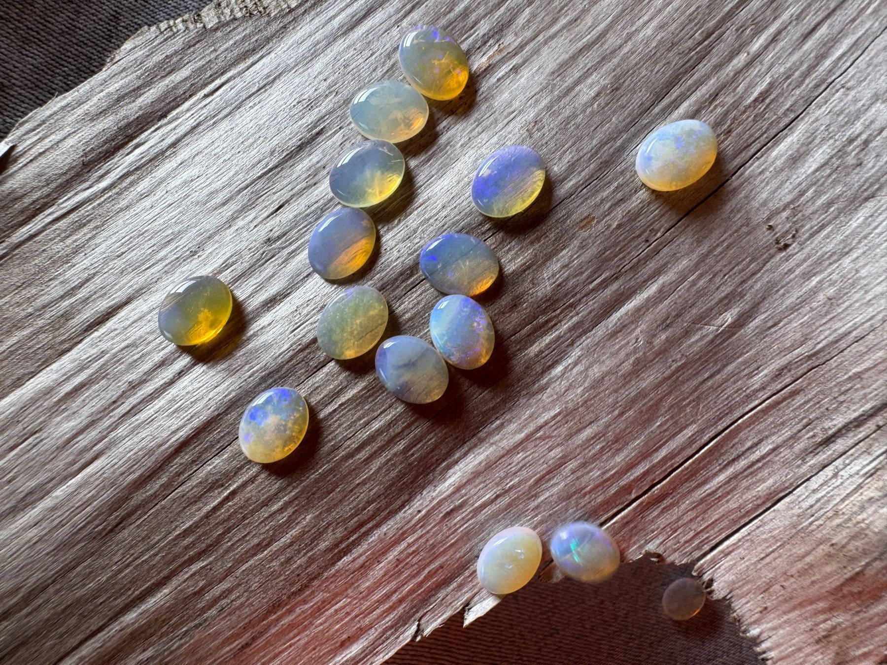 Fossili: 20 Stk  Cabochons Opal echt winzig neu   oval 7x9mm  solid – Nuovo e nell'imballaggio originale da Leuggern venduto da gemshow 5