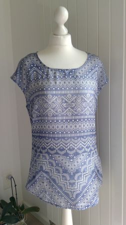 T-shirt chemisier bleu satiné à motifs blancs, taille 38