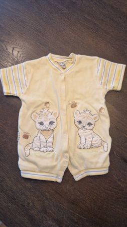 Baby Strampler gelb Grösse 62 kurz mit Löwen