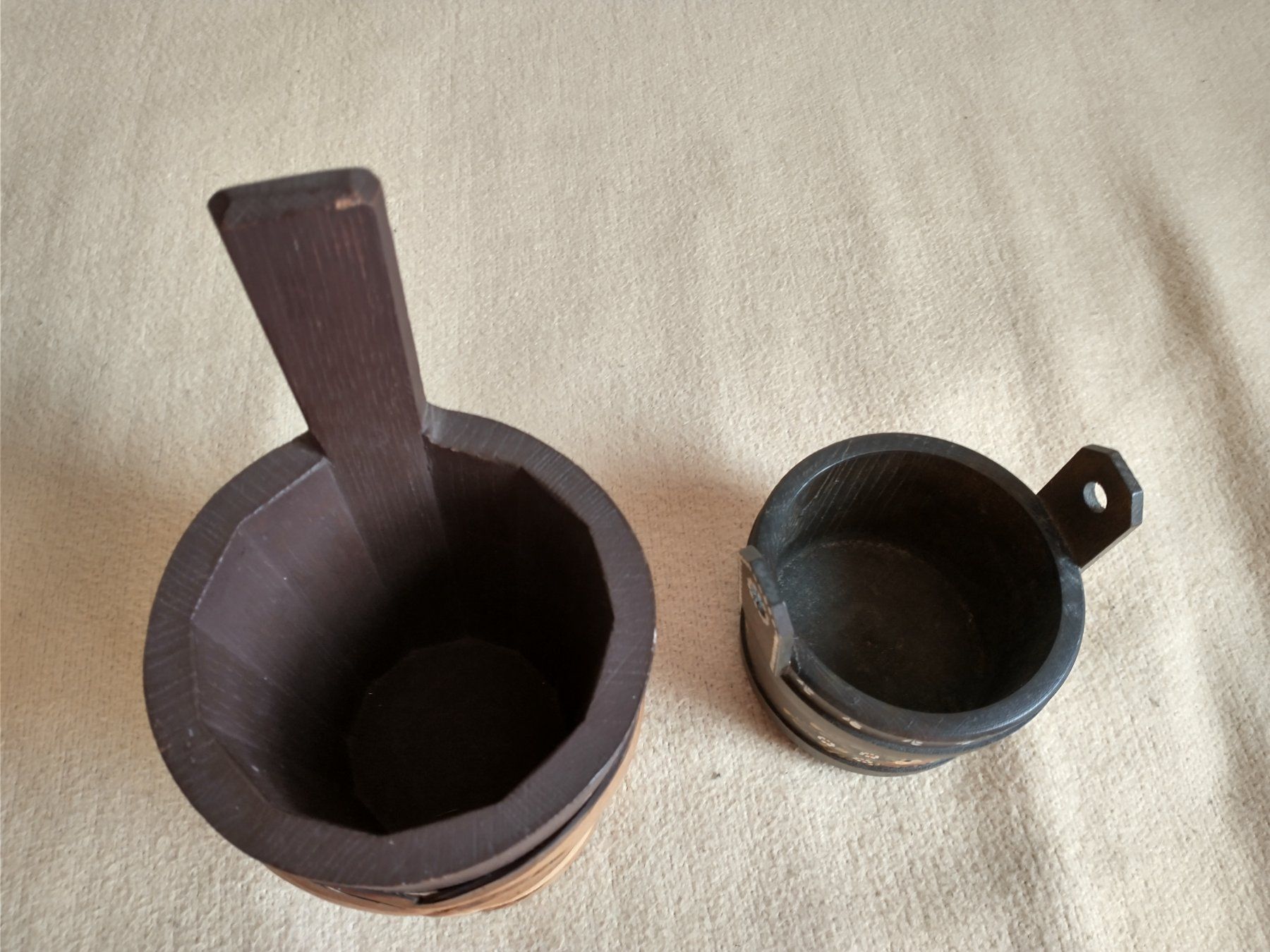 Toutes les décorations: 2 Holz Gefässe/Eimerli, handbemalt mit Blumenmuster – D'occasion à Löhningen par Chimae67 5