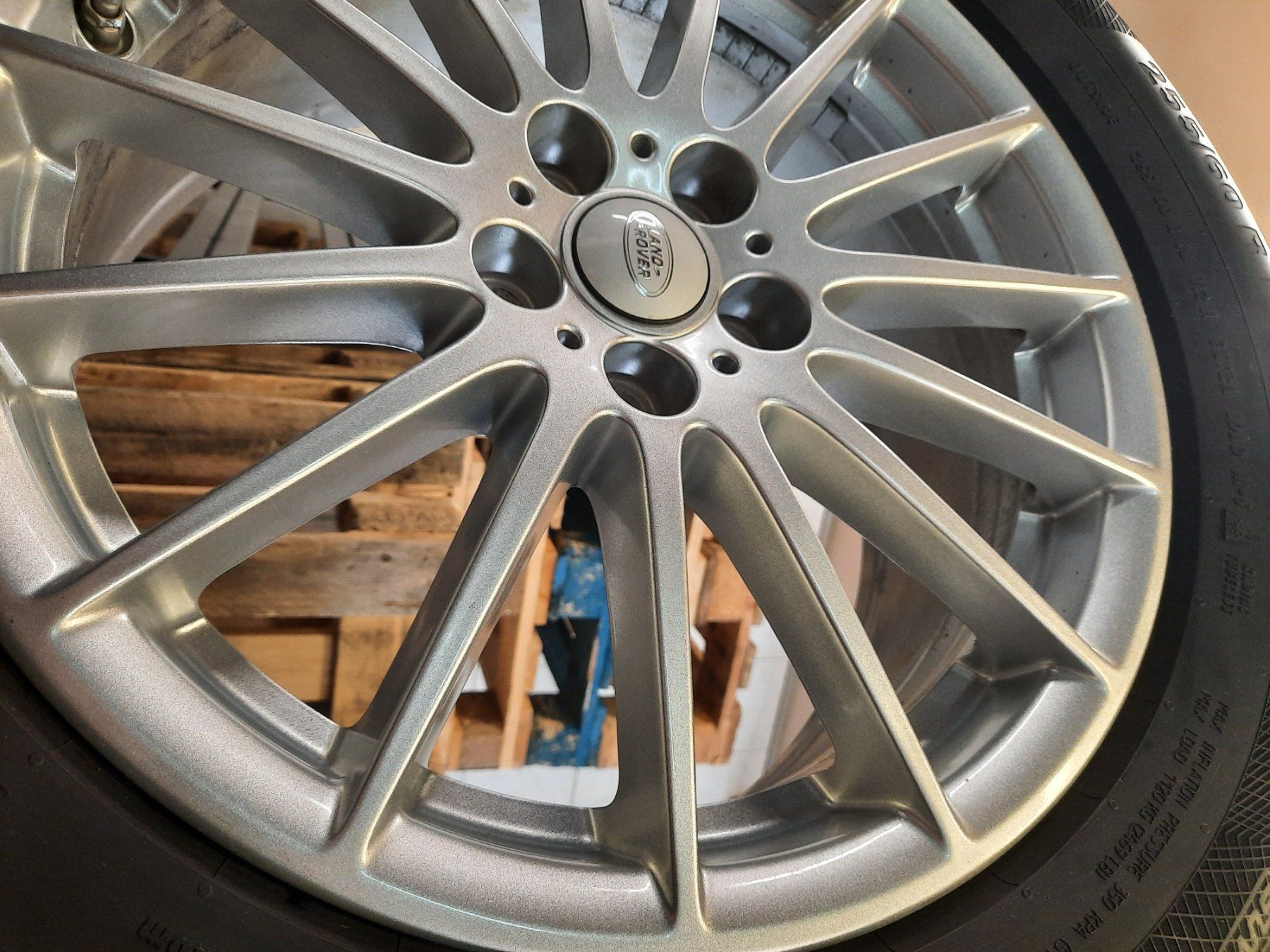 Land Rover Pneumatici & Ruote complete: V E L A R -  Winterräder 18" – Usato da Thun venduto da Jazz51 9