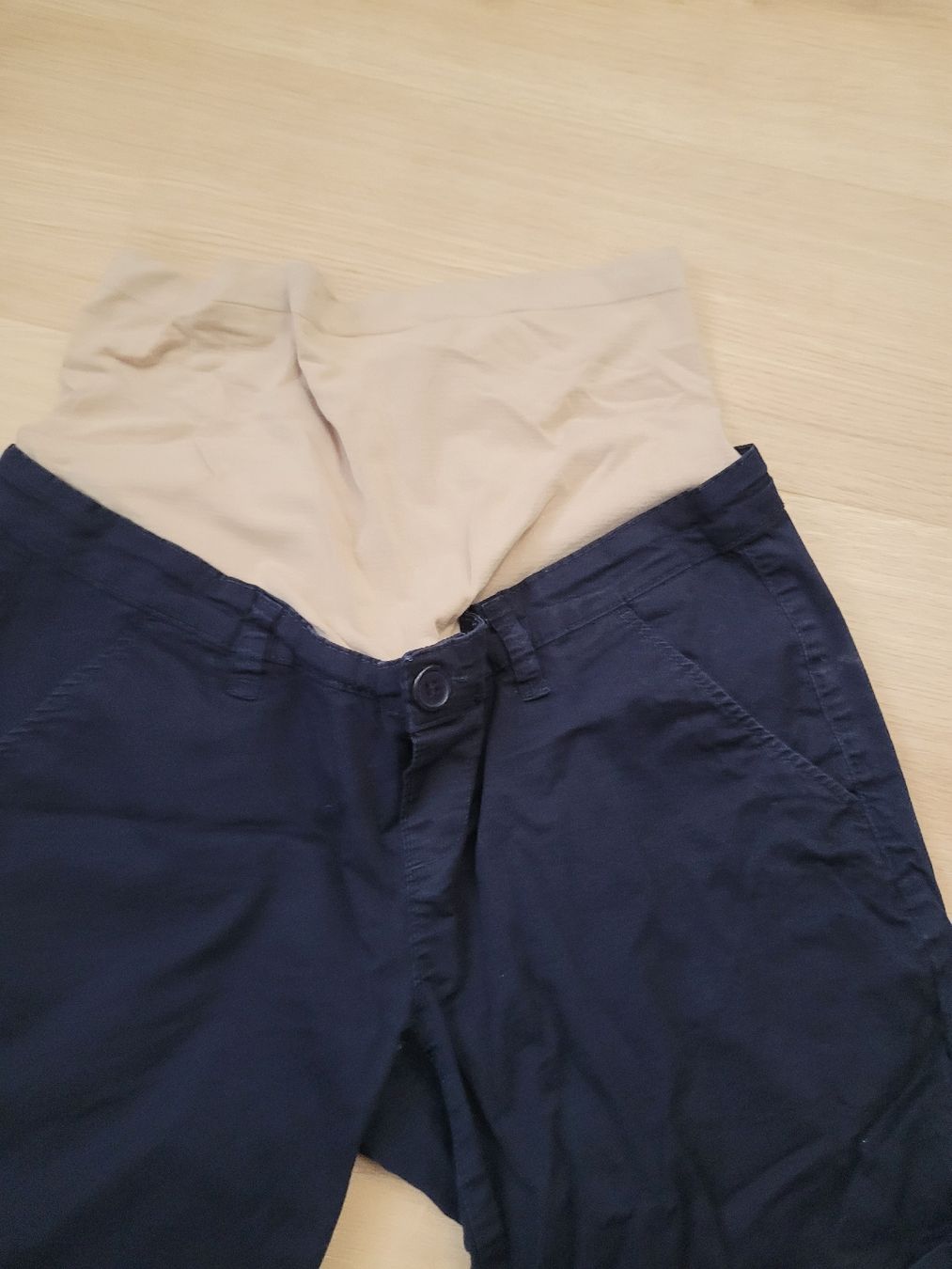 Pantaloni: kurze Umstandshose Gr. L – Usato da Lupsingen venduto da sta_wgg5 1