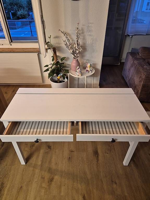 Schreibtische: Weisses Pult, IKEA – Gebraucht aus Spreitenbach von saskia.merkli 1