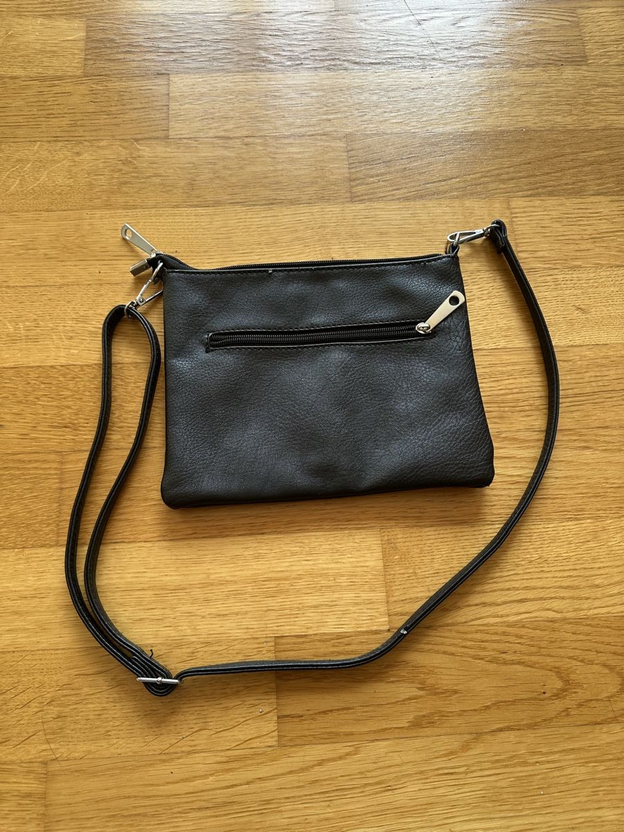Taschen für Damen: Umhängetasche in Schwarz – Gebraucht aus Olten von sar_zs6d 1