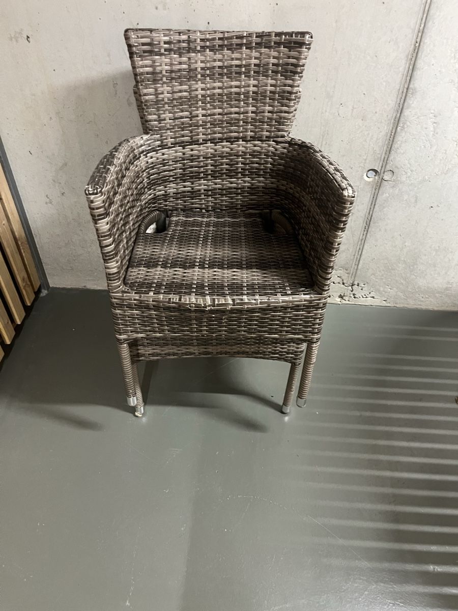 Set di tavolo e panche: Holz Tisch & Rattan Stühle Balkon – Usato da Lyss venduto da 500Milles 2