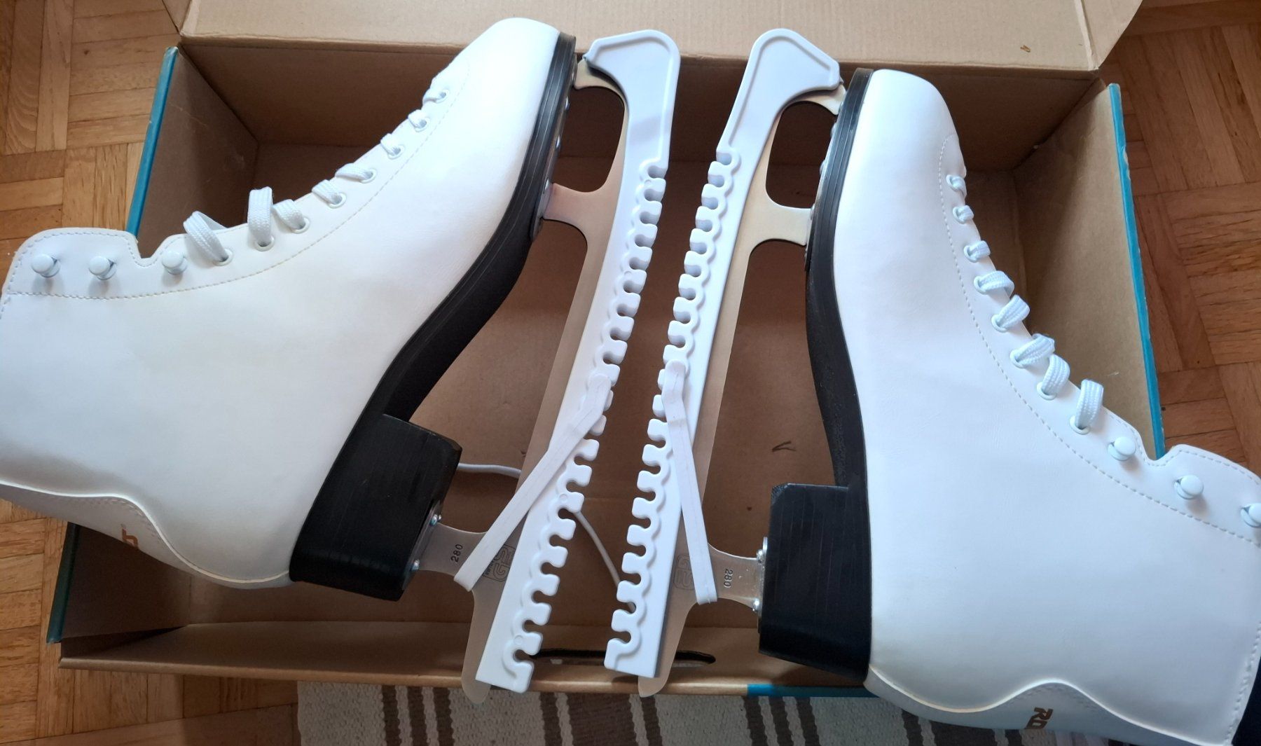 Pattini da ghiaccio: Schlittschuhe ROCES, Gr.44 weiss, neu – Nuovo (secondo la descrizione) da Zürich venduto da Sonnebluemeli 4