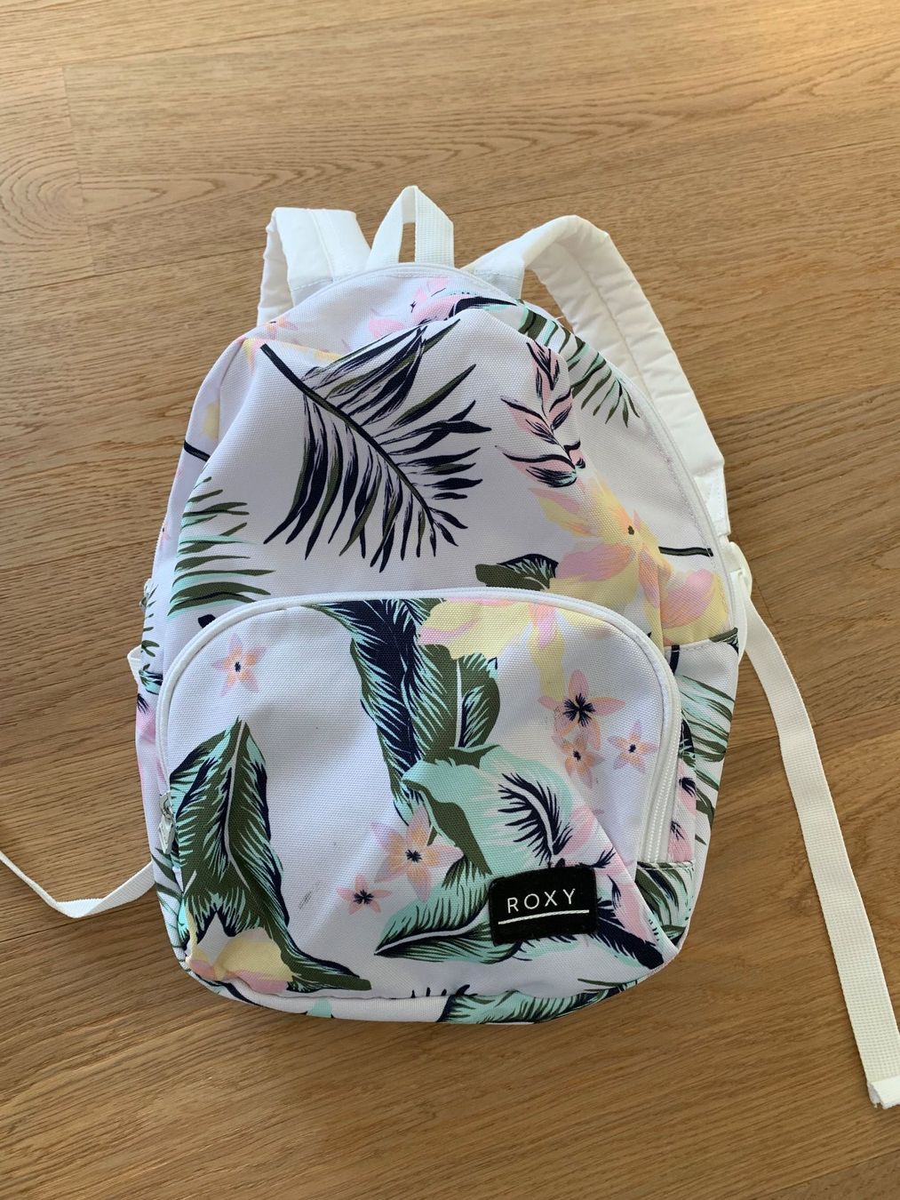 Roxy Borse & Zaini: Kleiner Rucksack von Roxy weiss mit Blumen – Usato da Signau venduto da stalder-langenegger