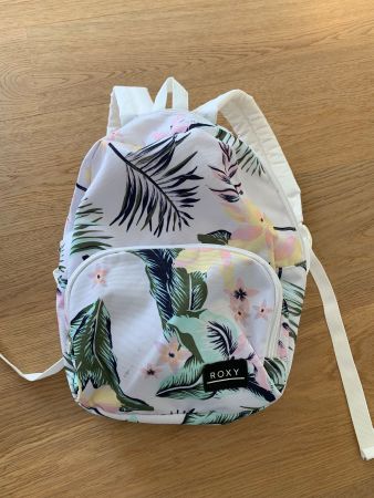 Kleiner Rucksack von Roxy weiss mit Blumen