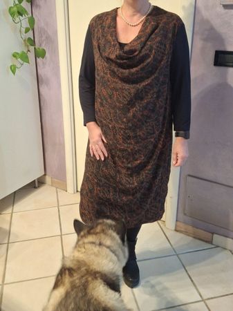 Braun bedrucktes Chiffonkleid m. Wasserfallkragen ex Vögele