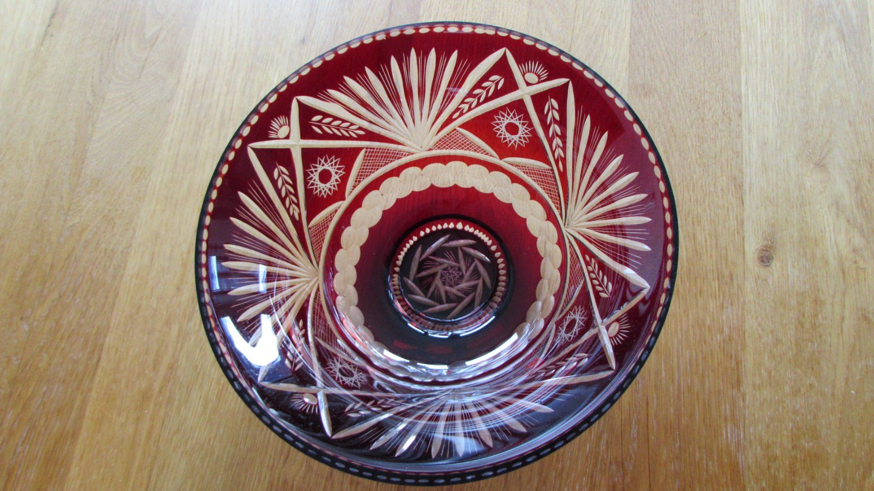Gläser: Rote Glasschale, Schale, geschliffen, Dekoschale, Vintage – Gebraucht aus Weesen von Travelersplace