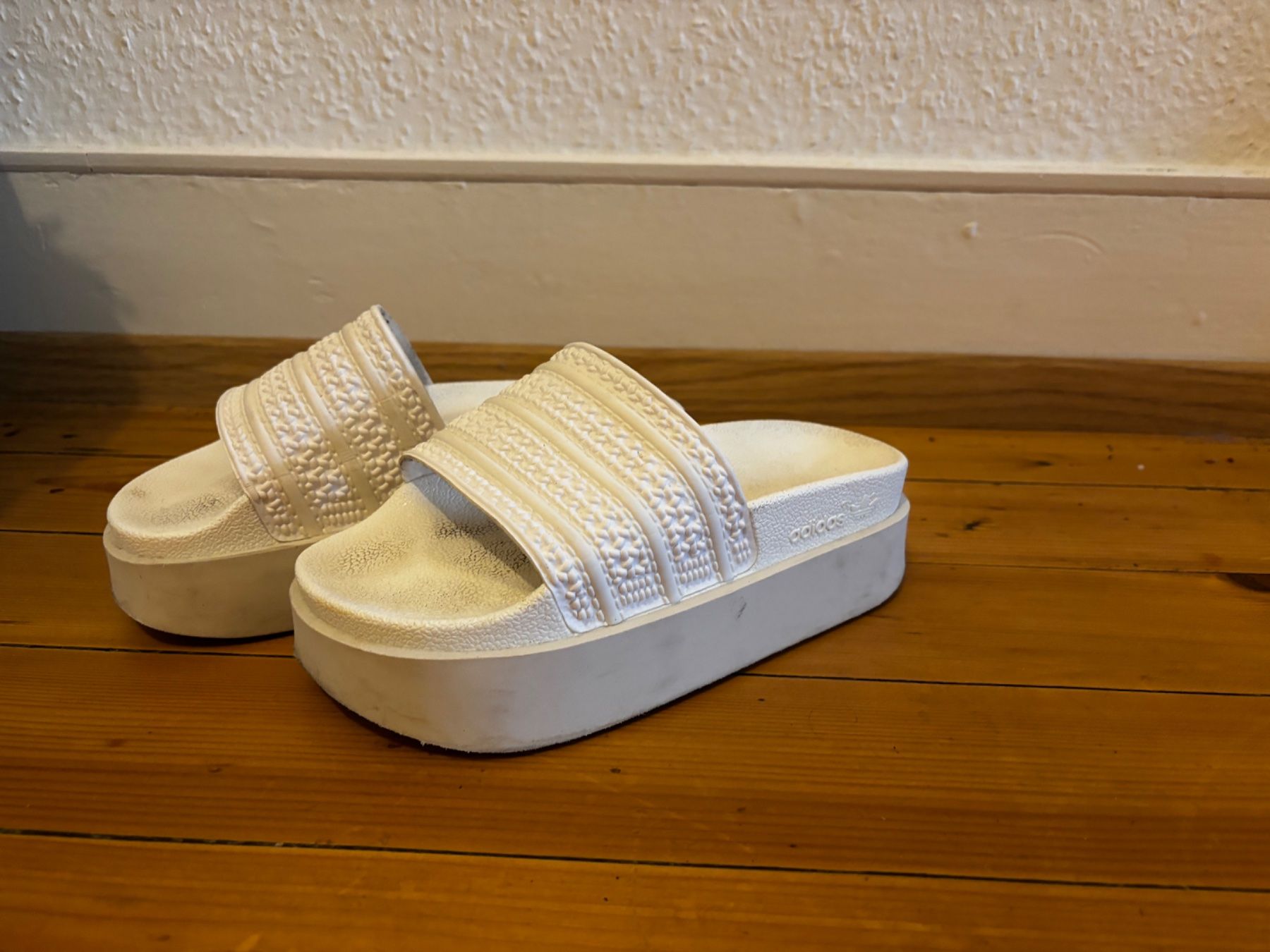 Adidas Damenschuhe: Adidas adilette plateforme 37 – Gebraucht aus Vevey von tach 2