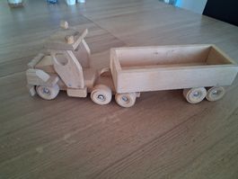 Holz-Traktor mit Anhänger