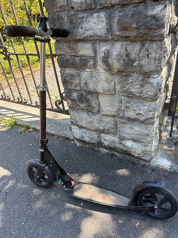 Kickboard: Trottinet gross schwarz gebraucht (micro) – D'occasion à Thun par Lupinmela 1
