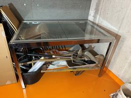 IKEA-Tisch aus Edelstahl und Glas. L 125cm. B 85cm. H 74.5cm