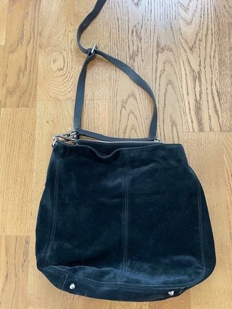 Borsa in pelle nera scamosciata