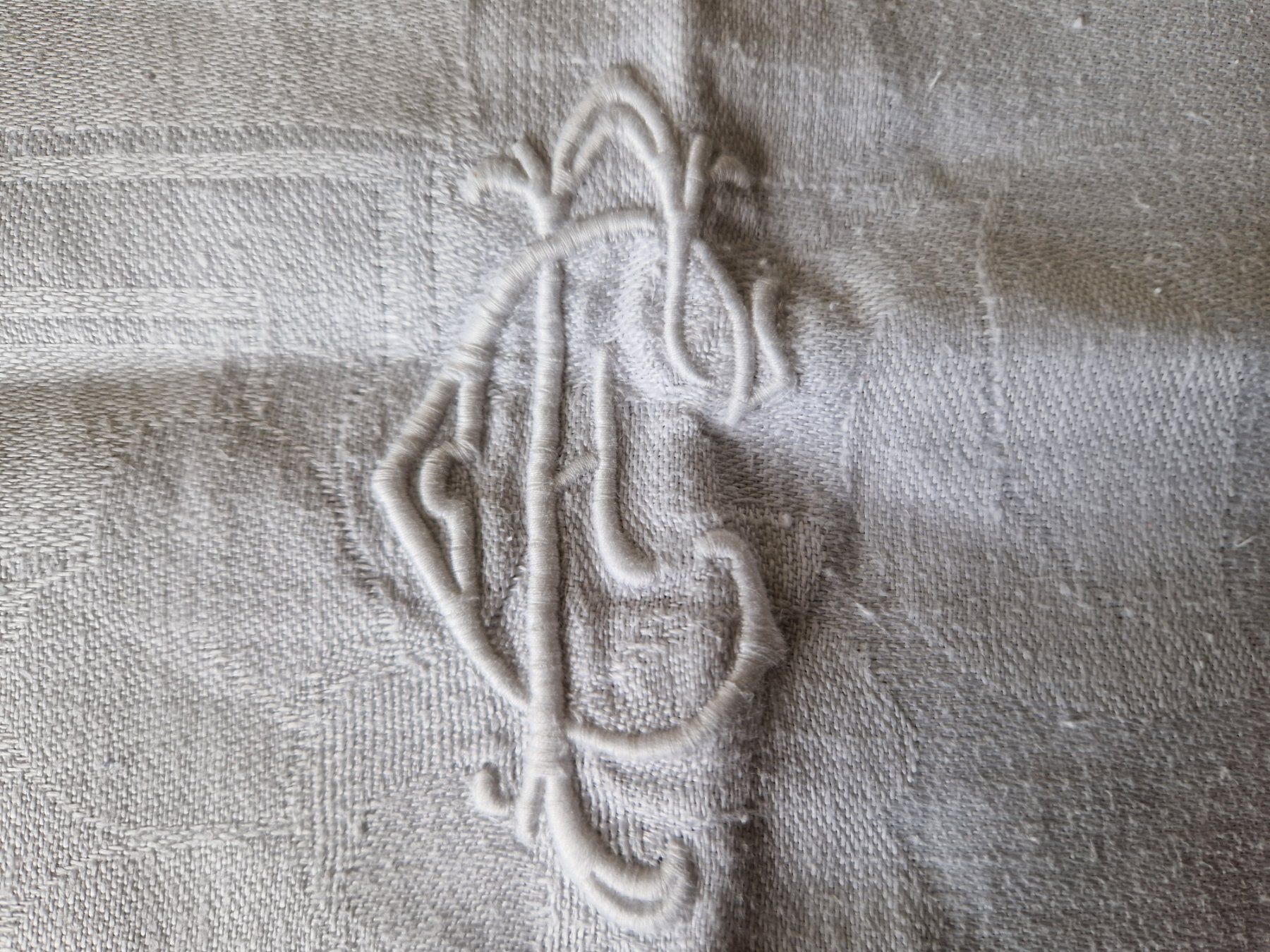 Altra biancheria da tavola: Tischdecke mit Blumenmuster und Monogramm HC – Usato da Bern venduto da Antikbatik 2