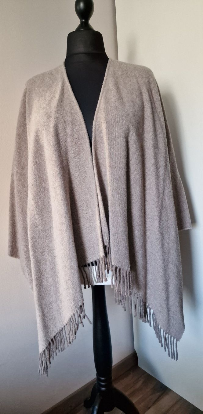 Altro in Moda donna: Damen Poncho beige mit Fransen – Usato da Münchenstein venduto da strolch001