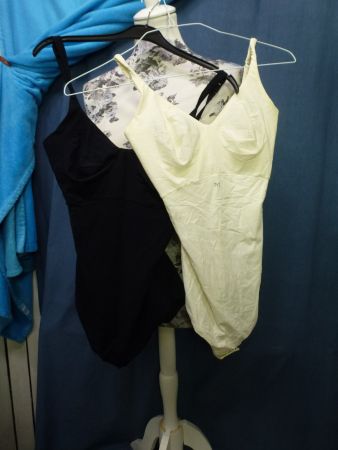 MALIZIA 2 X BODY SCHWARZ WEISS GR 85 NEU DRUCKKNOPF IM SCHRI
