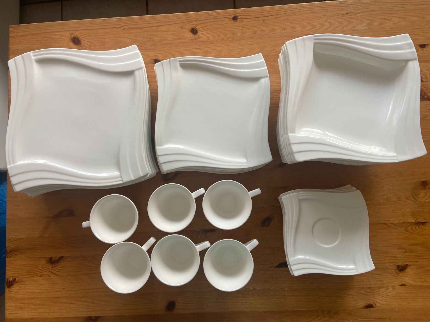 Set di piatti: Ensemble de service, 36 pièces – Nuovo (secondo la descrizione) da Neuchâtel venduto da marevecor