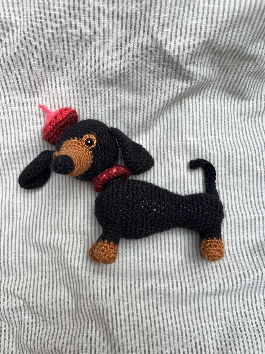 Statuette: Gehäkelter Dackel, Amigurumi – Nuovo (secondo la descrizione) da Oberwil BL venduto da fab_9bkn