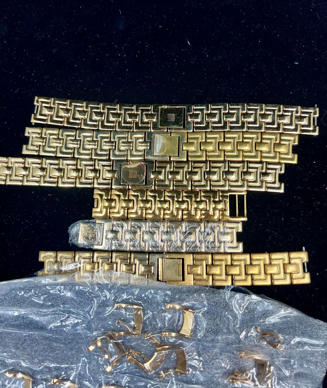 Givenchy Montres: Givenchy lot de boucle et bracelet dorée – Neuf (Voir description) à Sion par ROBY_ROBY_ROBY 1