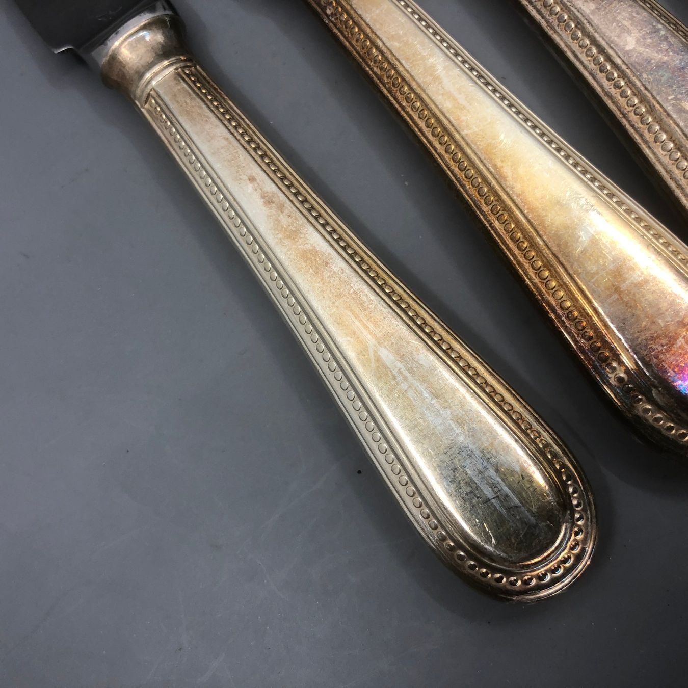 Besteck: 7 Vorspeisemesser versilbert Sheffield – Gebraucht aus Basel von Tiabeanie
